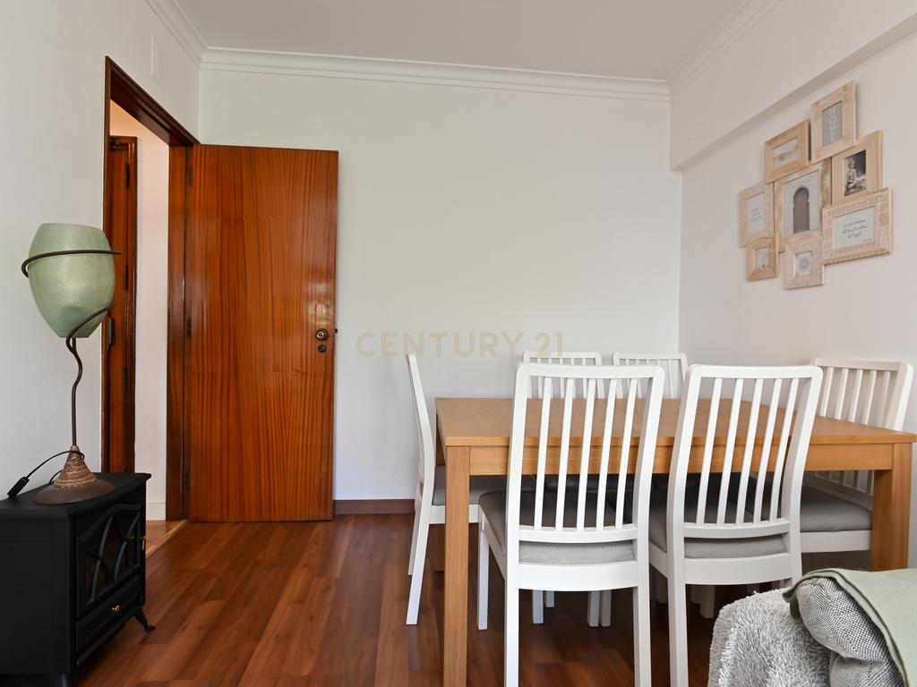 Apartamento T2 em Massamá com Varanda e arrecadação - Image 3