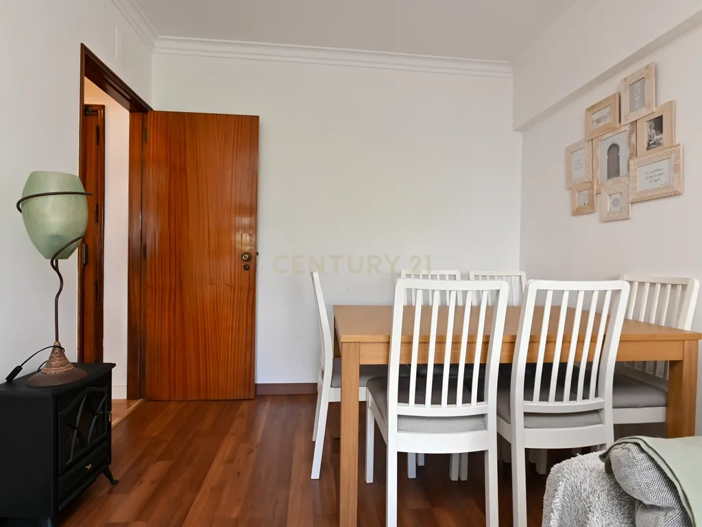 Apartamento T2 em Massamá com Varanda e arrecadação - Image 3