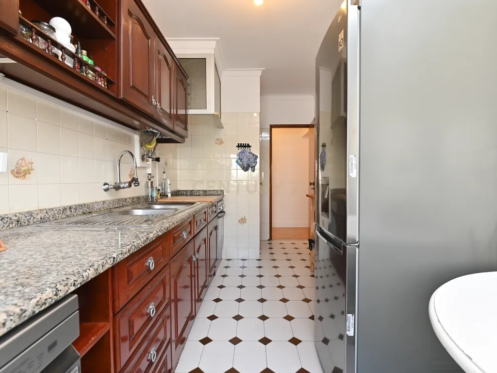Apartamento T2 em Massamá com Varanda e arrecadação - Image 10