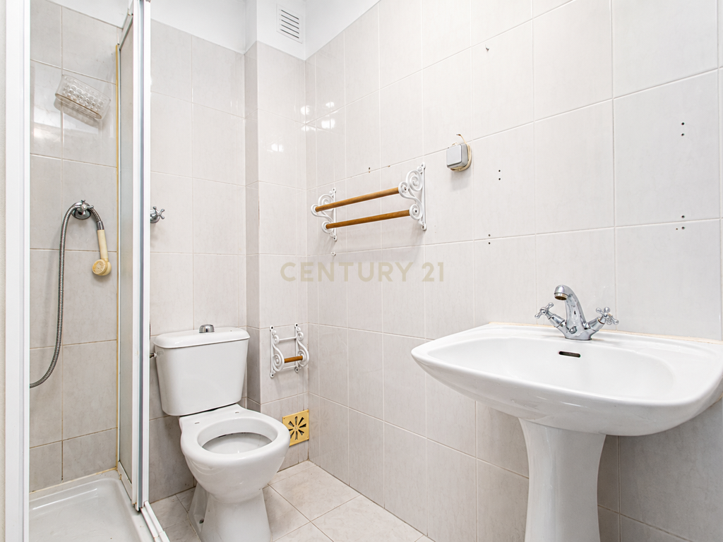 Apartamento T3 com Parqueamento e Arrecadação | Rio de Mouro - Image 12