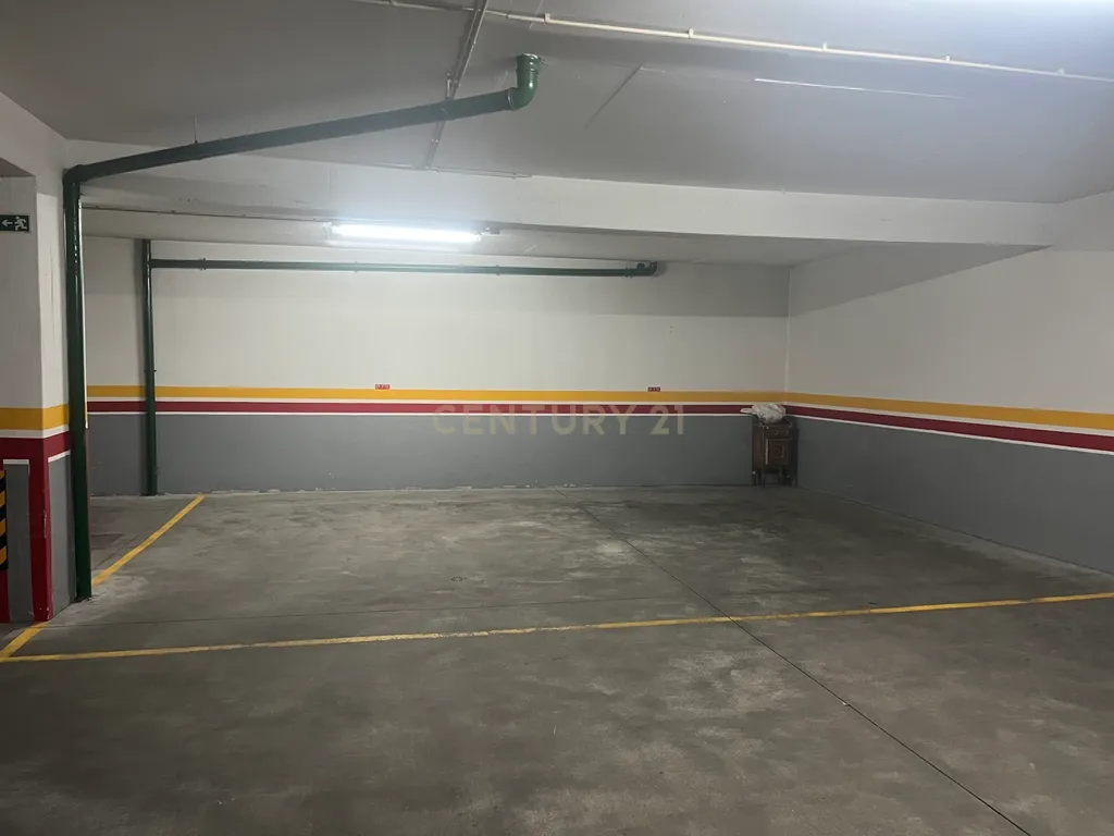 T2 com parqueamento e arrecadação - Casas do Lago Serra de Carnaxide Amadora - Image 32