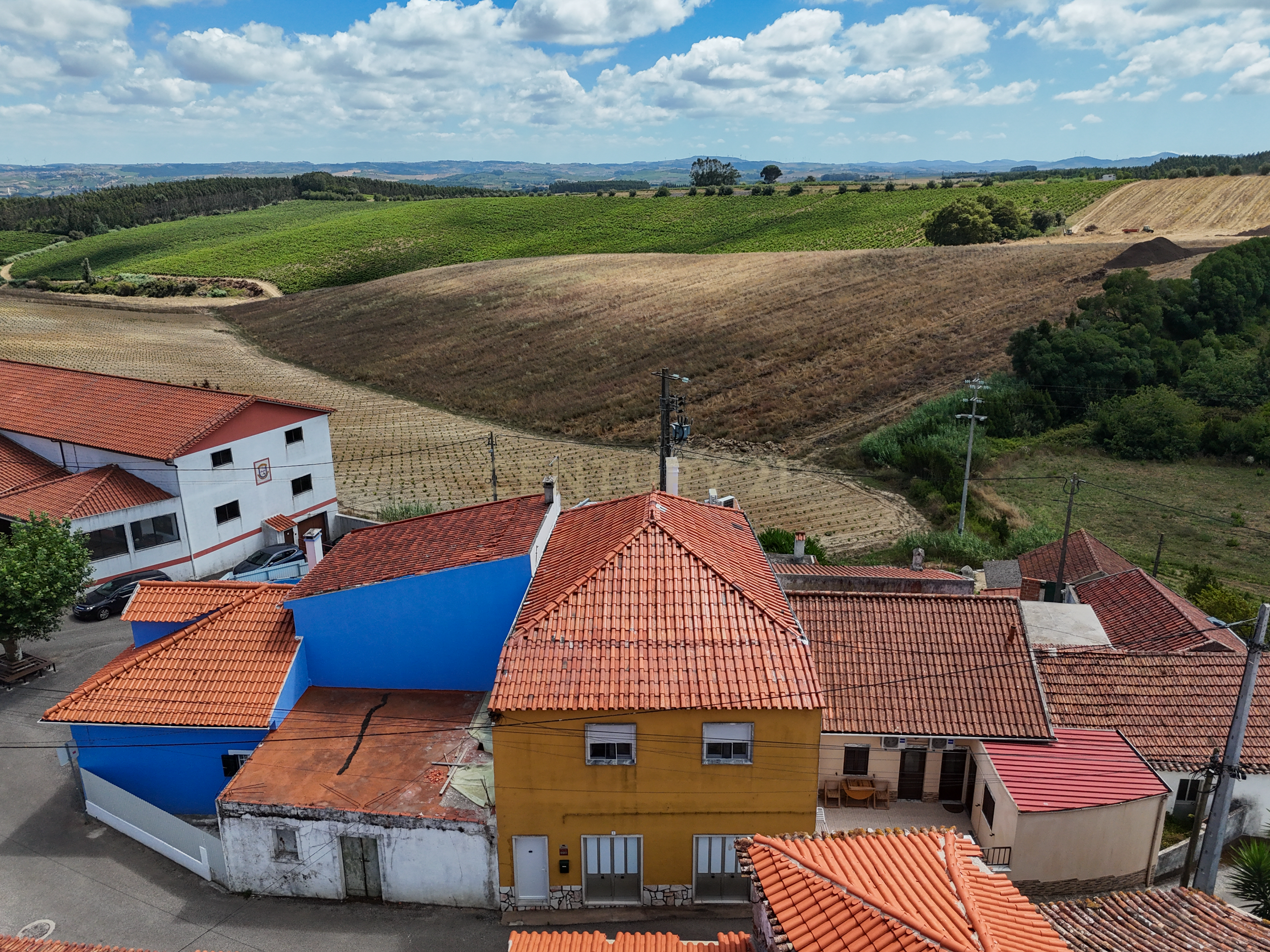 Fotografia 4 de Moradia T3 + espaço comercial + jardim | Vila Verde dos Francos, Alenquer