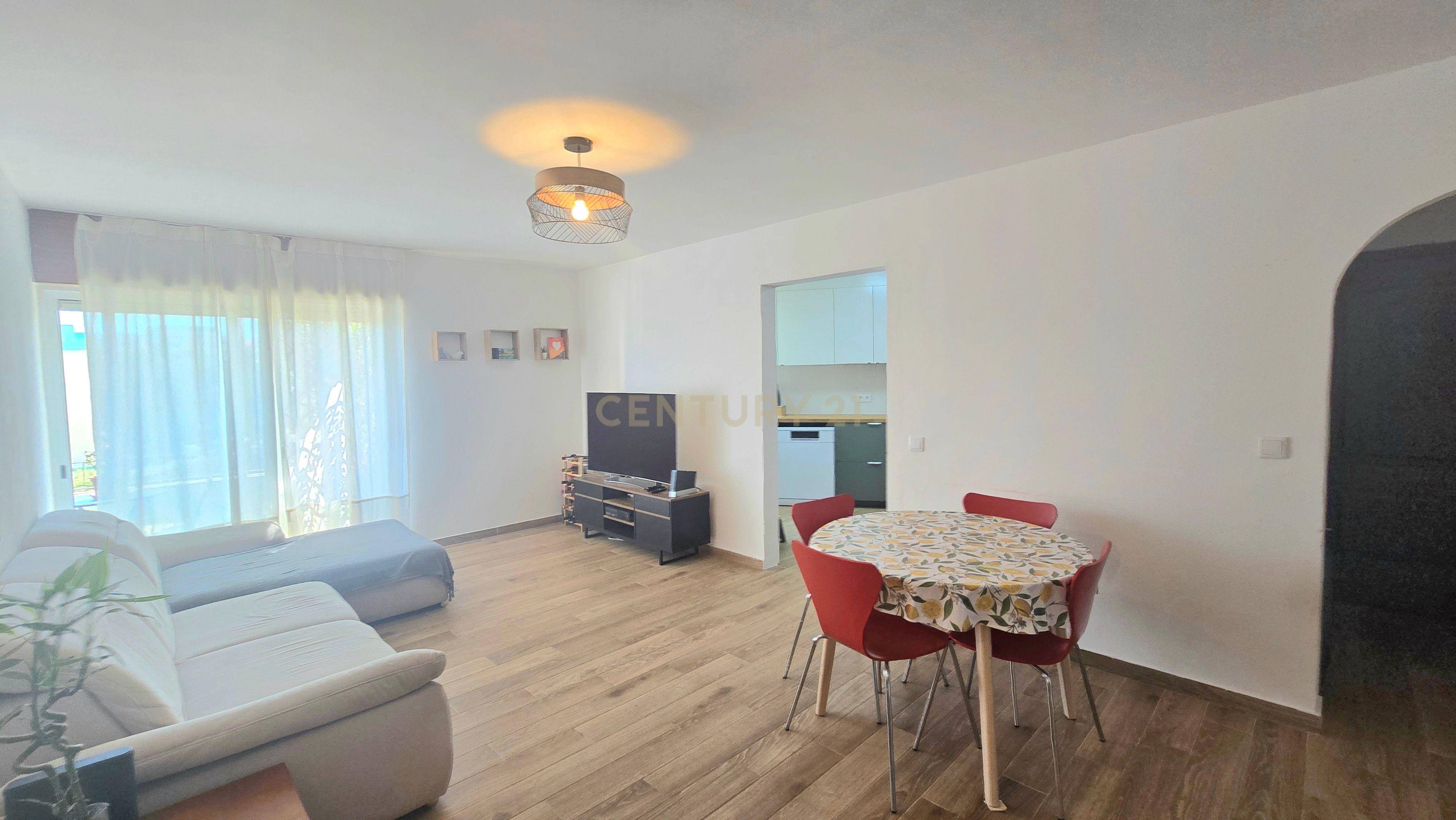 Fotografia 8 de Apartamento T2 Remodelado com Piscina, Jardim e Estacionamento em Portimão