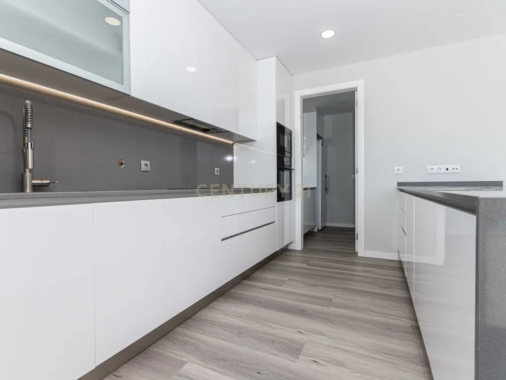 Moradia T4 Premium independente com Piscina (Nova Construção) / Barcarena - Image 30