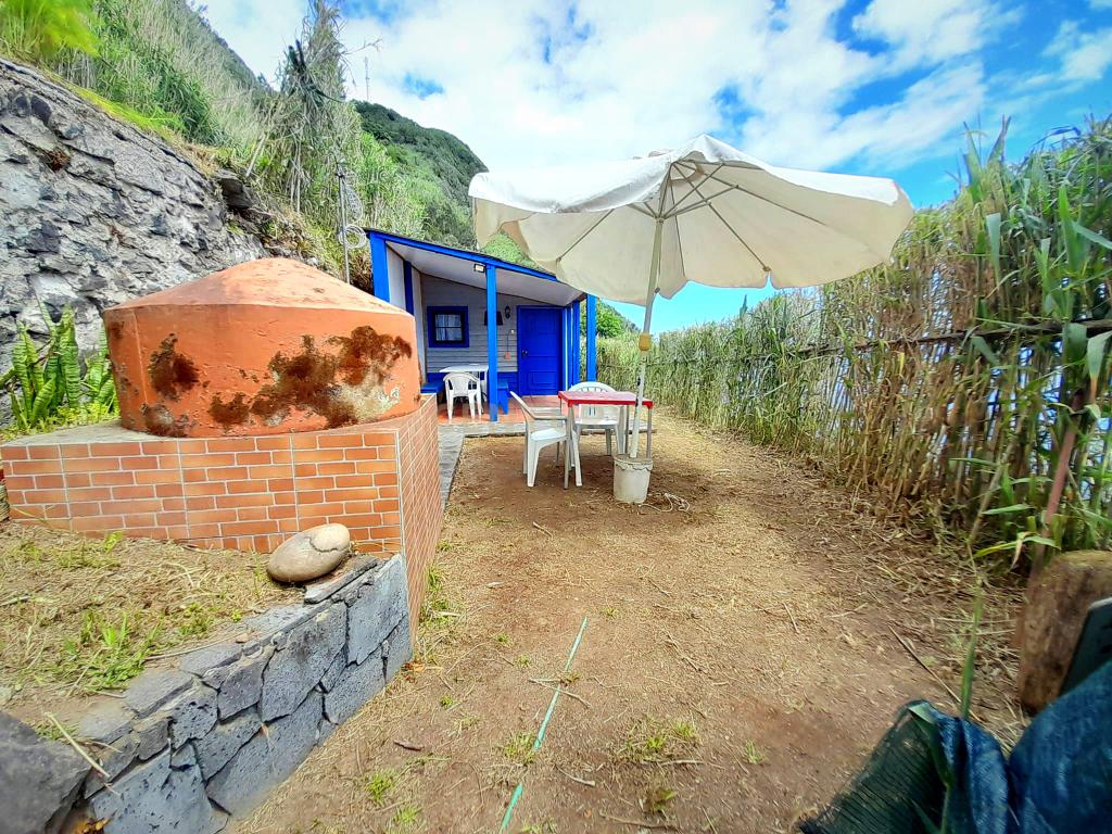 Refúgio Natural com Vista Mar – Terreno Rústico de 522m² com Moradia T0 em Madeira - Image 2