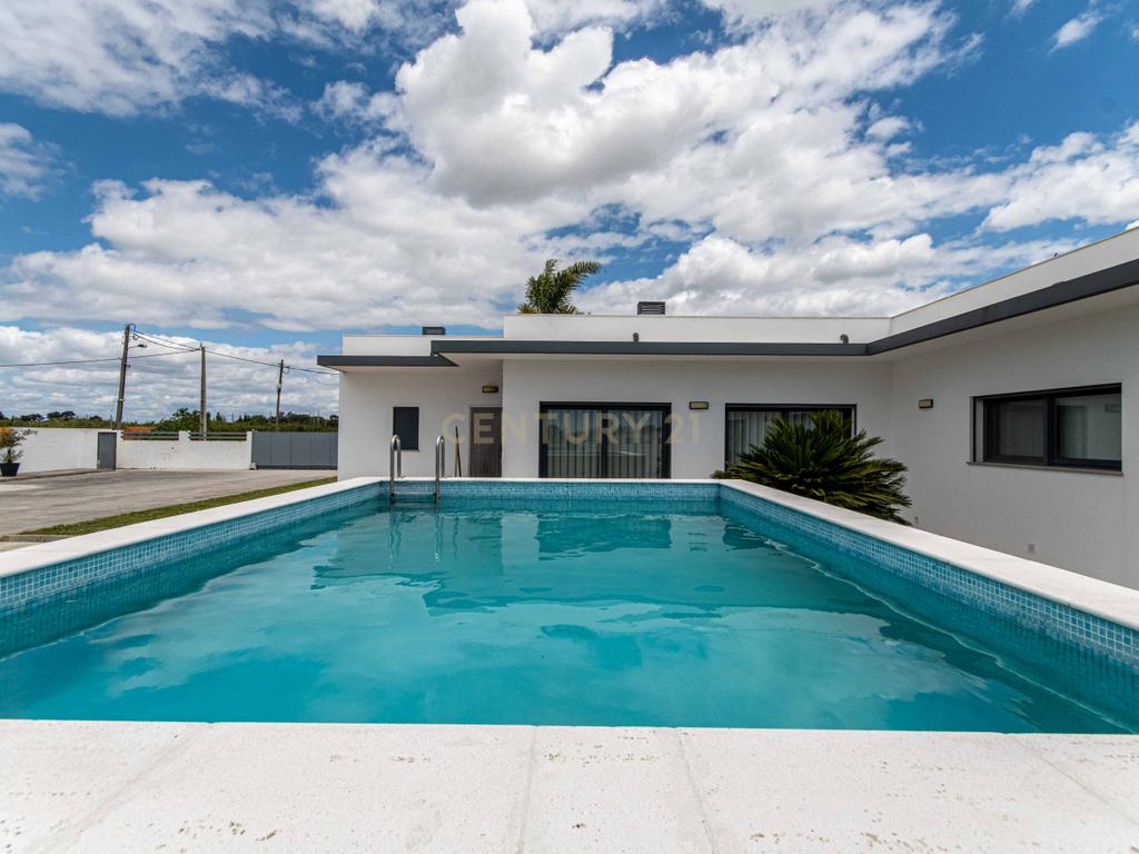 Moradia Térrea T4 no Montijo — Isolada, Moderna e com Piscina - Image 1
