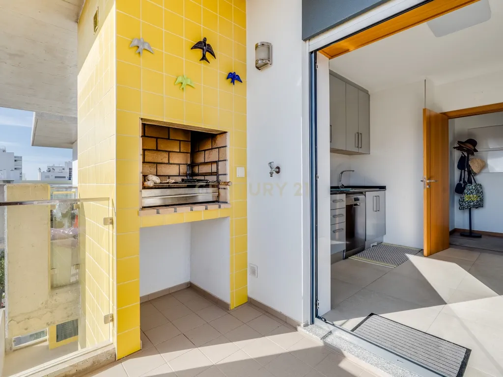 Apartamento T2+1 novo, design moderno, central, a 250metros da Praia de Armação de Pêra - Image 11