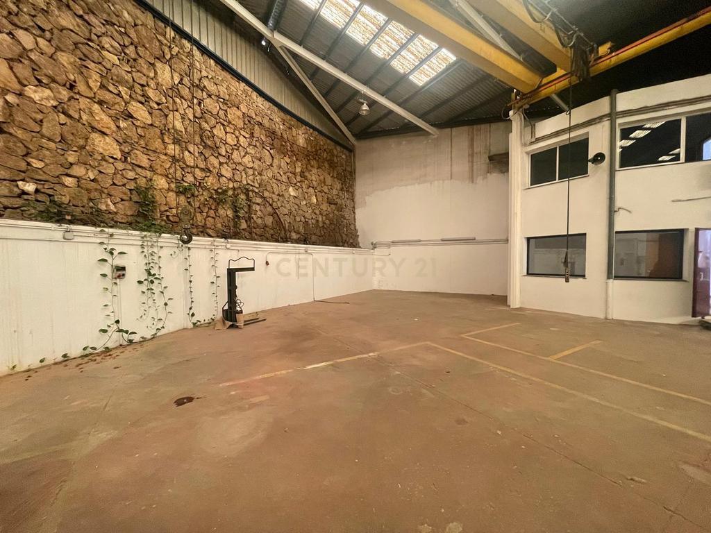 Edifício industrial para venda em Málaga - 878 m², escritórios, ponte rolante e vários acessos - Image 3