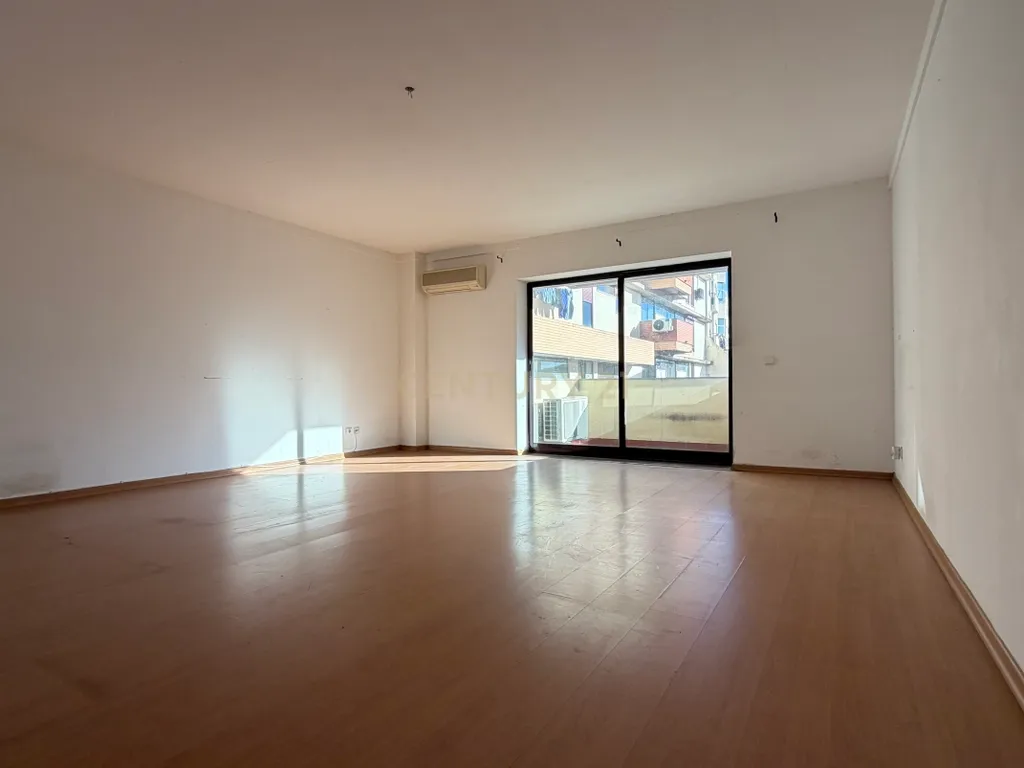 Apartamento T3 com Três Lugares de Estacionamento e Arrecadação, em Setúbal - Image 2