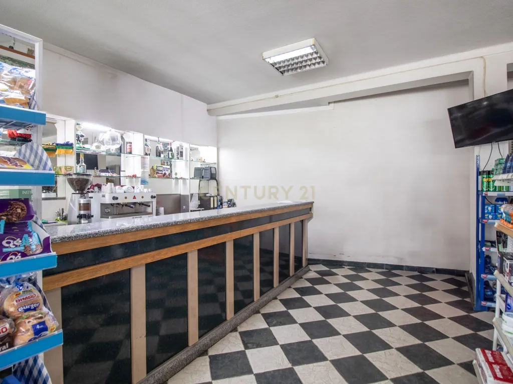 Investimento com Duplo Potencial: Comércio + Habitação em Soure - Image 5