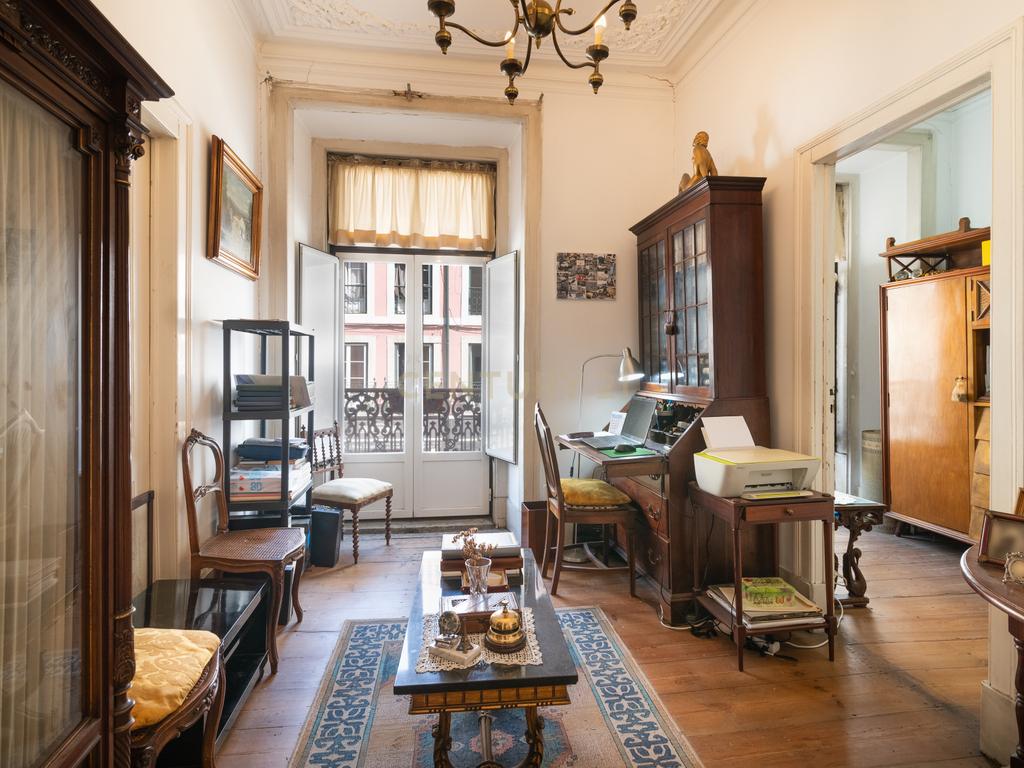 Apartamento T4+2 com logradouro de 187,75 m² na Estrela - Image 9