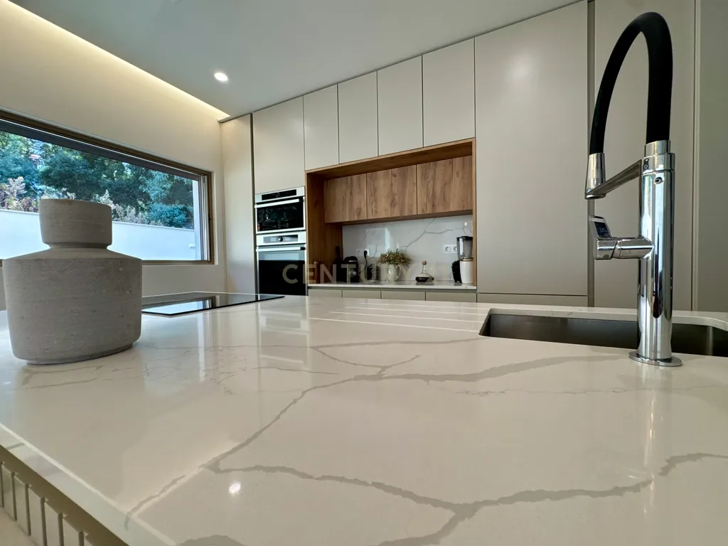 Moradia Contemporânea de Três Frentes | Gondomar, Porto - Image 11