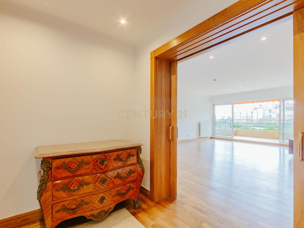 T3 com Terraço e Vista Desafogada – Belas Clube de Campo - Arrendamento - Image 26
