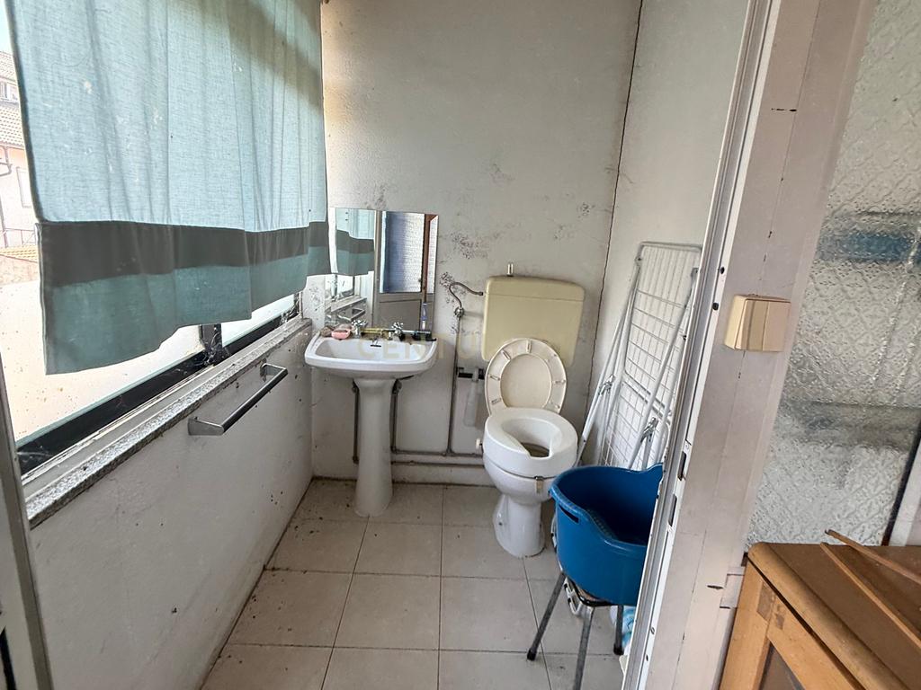 Moradia BI-FAMILIAR perto do IPB e do Centro de Bragança, no Bairro das Cantarias. Tem TERRENO e GARAGEM!!! - Image 10