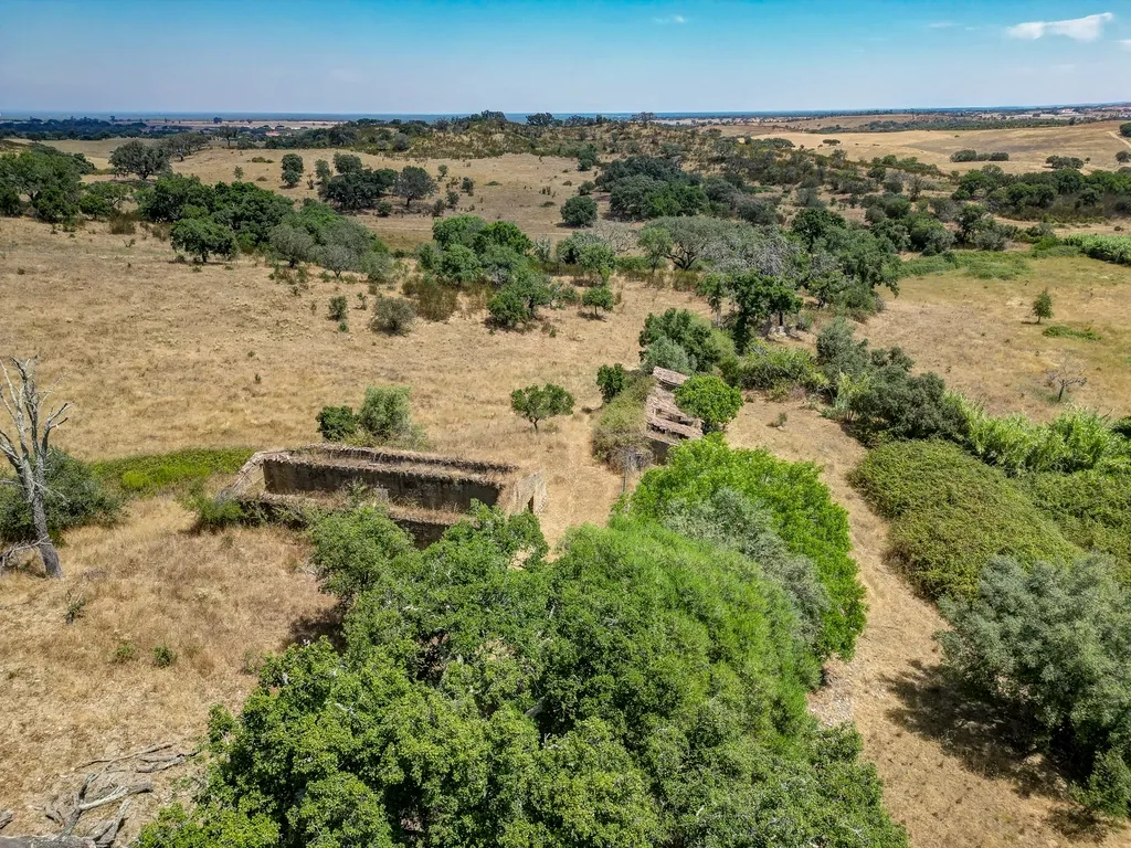 Herdade com 59,225 ha , 687m2 urbano, nascente de água, em Colos, Odemira - Image 27