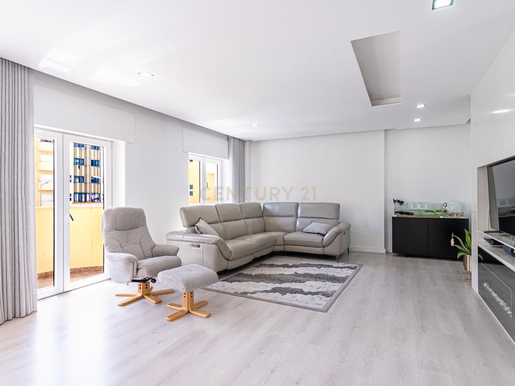 Apartamento T4 convertido em T3 com Closet e Box, Jardim da Radial - Image 2