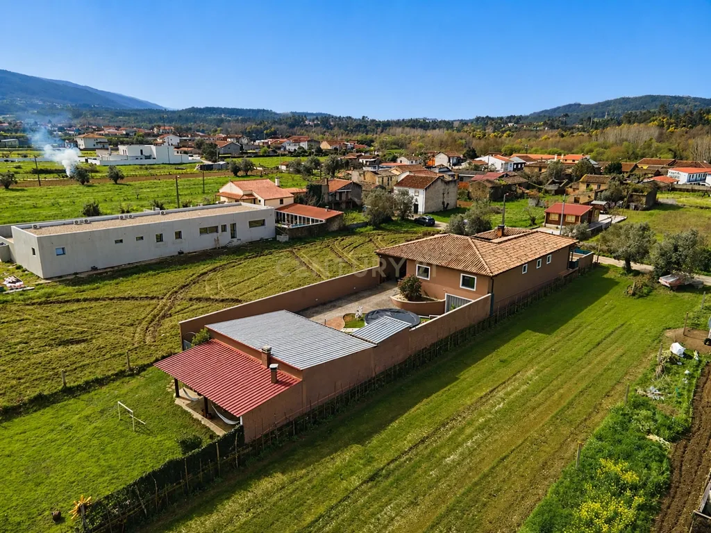 Moradia T3 terréa em bom estado com piscina,jardim,anexo,arrumação,quintal e vistas boas num local sossegado a 5 min de Lousã - Image 54