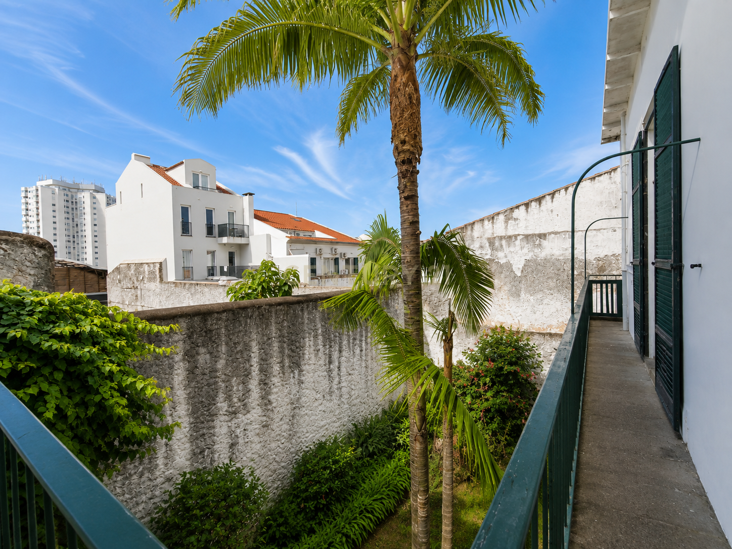 Fotografia 6 de Residência Histórica de 8 Quartos no Centro de Ponta Delgada | Jardins | Garagem para 4 Carros - S.Miguel