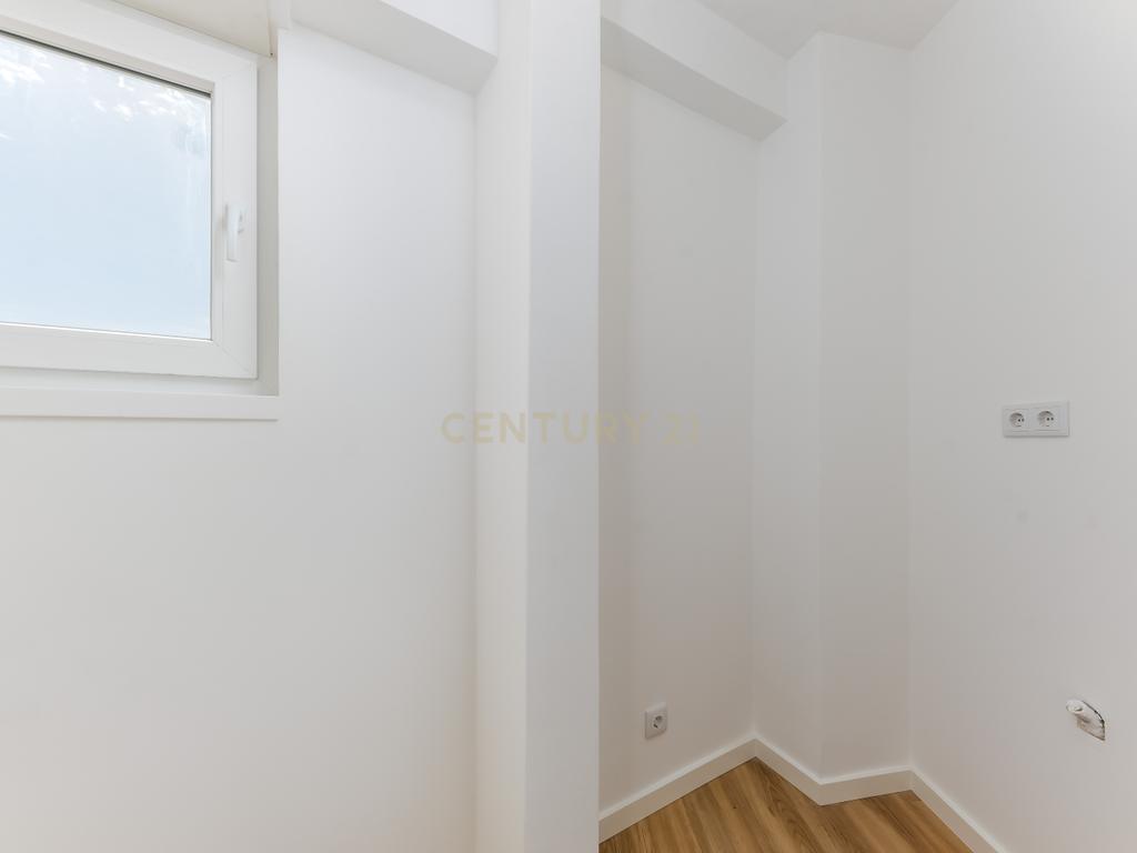 T2 Totalmente Remodelado com Terraço — Almada Centro. - Image 10