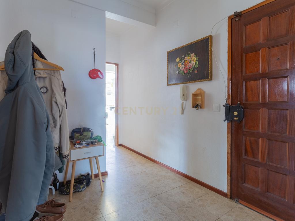 Apartamento T4 convertido em T3 - Centro do Barreiro - Image 12