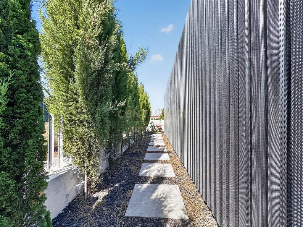 Moradia T3 de Excelência na Aroeira – Conforto, Elegância e Qualidade de Construção - Image 2