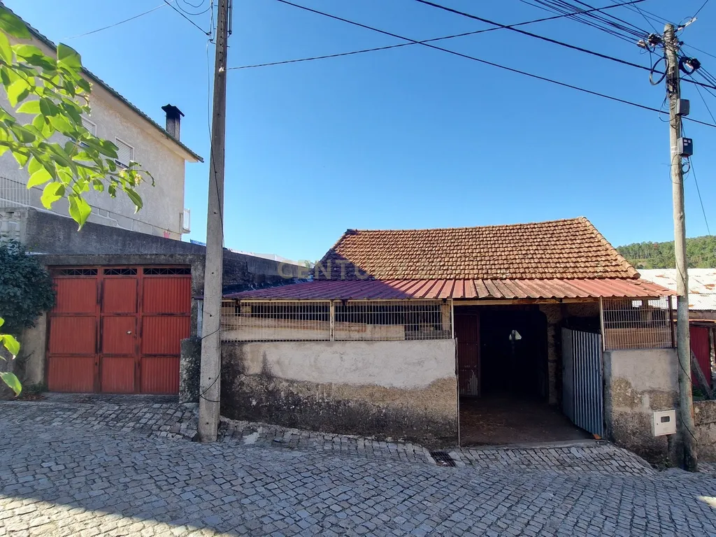 Arrumo em pedra com potencial para habitação – Ótima oportunidade de investimento em Orgens - Viseu - Image 1
