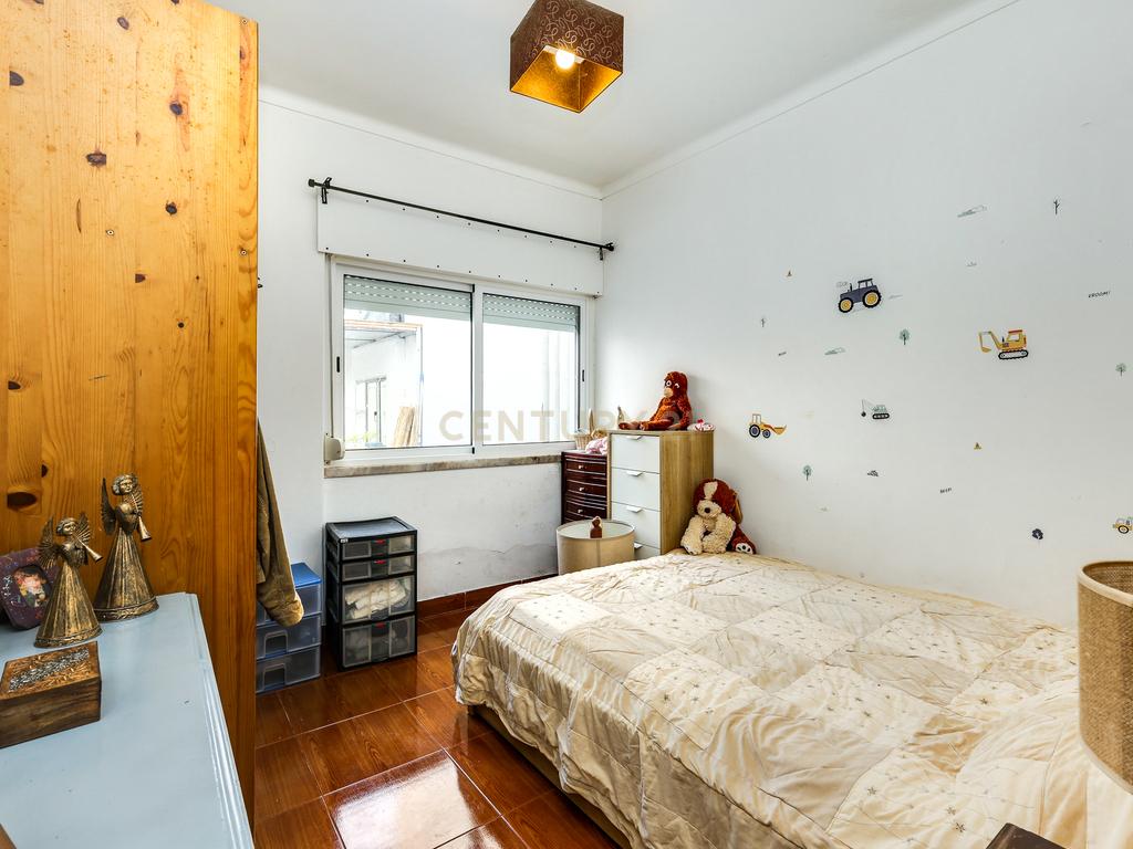 Moradia bifamiliar T4+1 em Pinheiro de Loures, com vistas desafogadas, jardim, pátio, varanda e terraço - Image 44