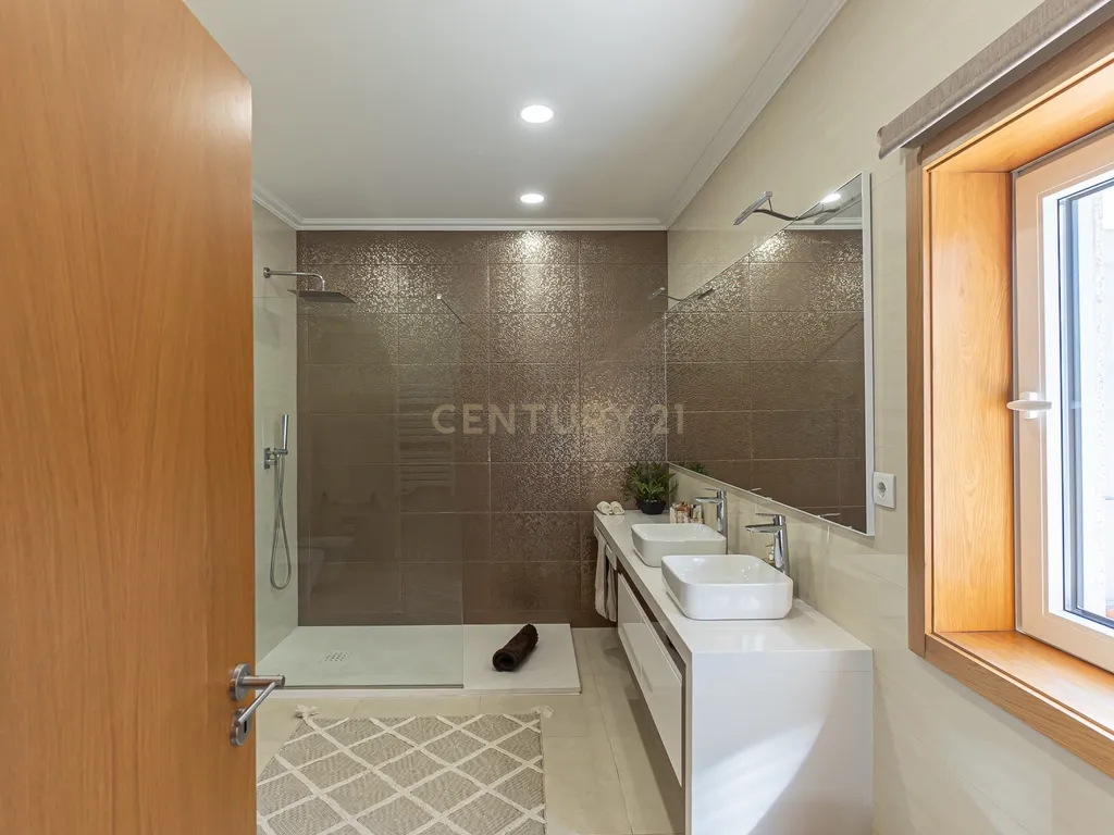 Fantástica moradia T4 de Luxo com piscina em Valongo - Image 29