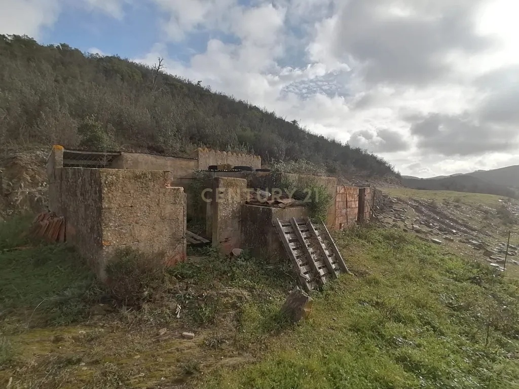 Moradia antiga com vários anexos para recuperação em Ribeira de Odelouca, São Barnabé. - Image 10