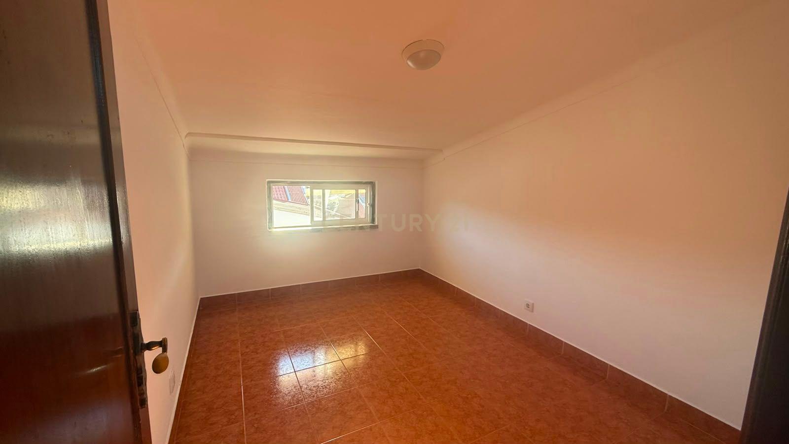 Fotografia 6 de T2 para arrendamento Casal de Cambra