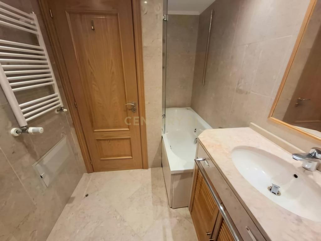 Imóvel T3 espaçoso nas Picoas, com 3 WC, 2 estacionamentos - Image 16