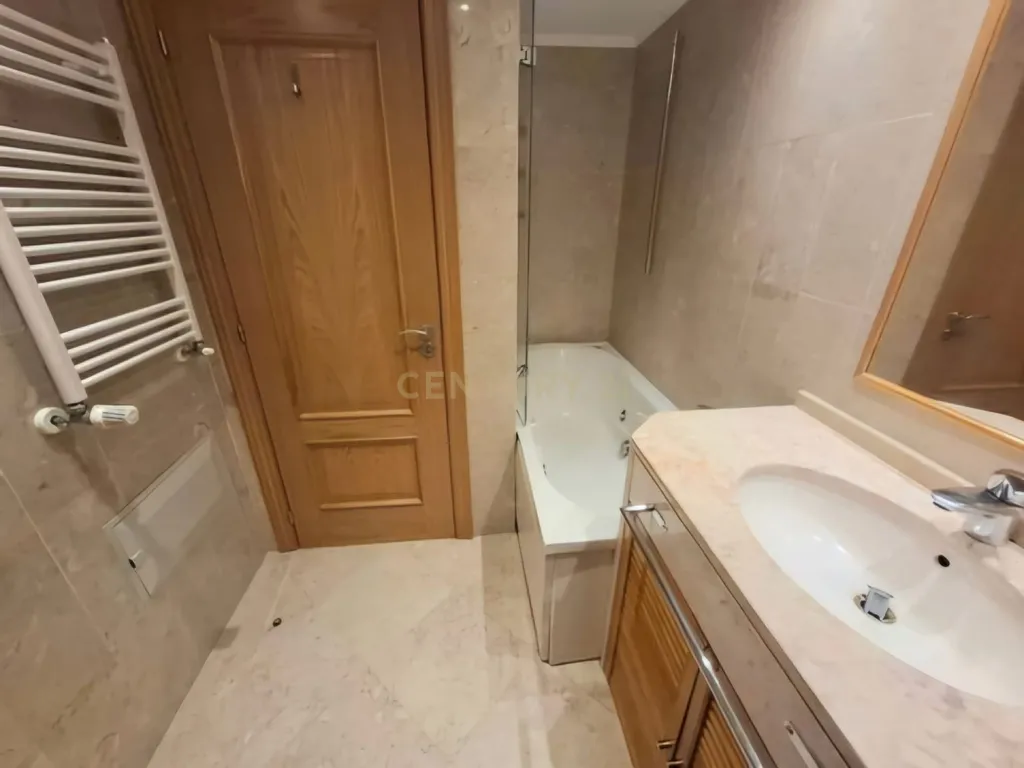 Imóvel T3 espaçoso nas Picoas, com 3 WC, 2 estacionamentos - Image 16