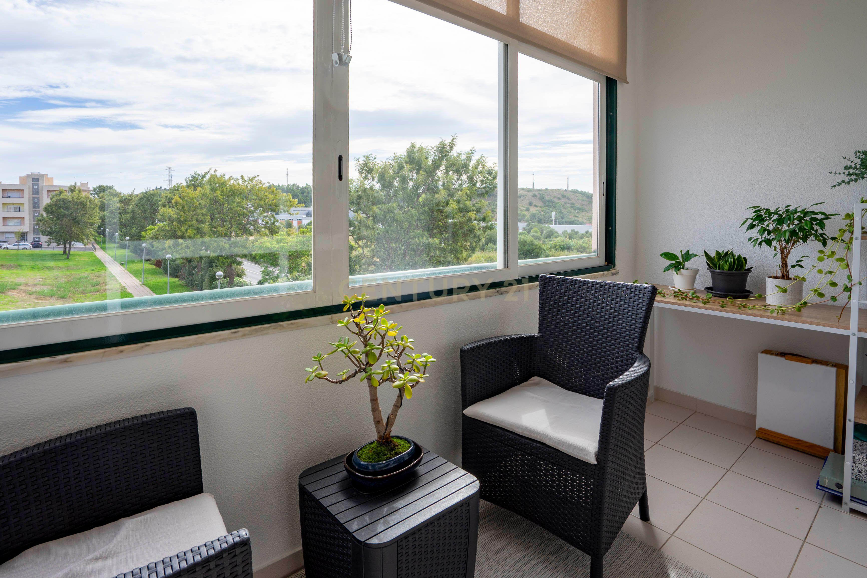 Fotografia 11 de Apartamento T3 em Vialonga, Com Box e Varandas