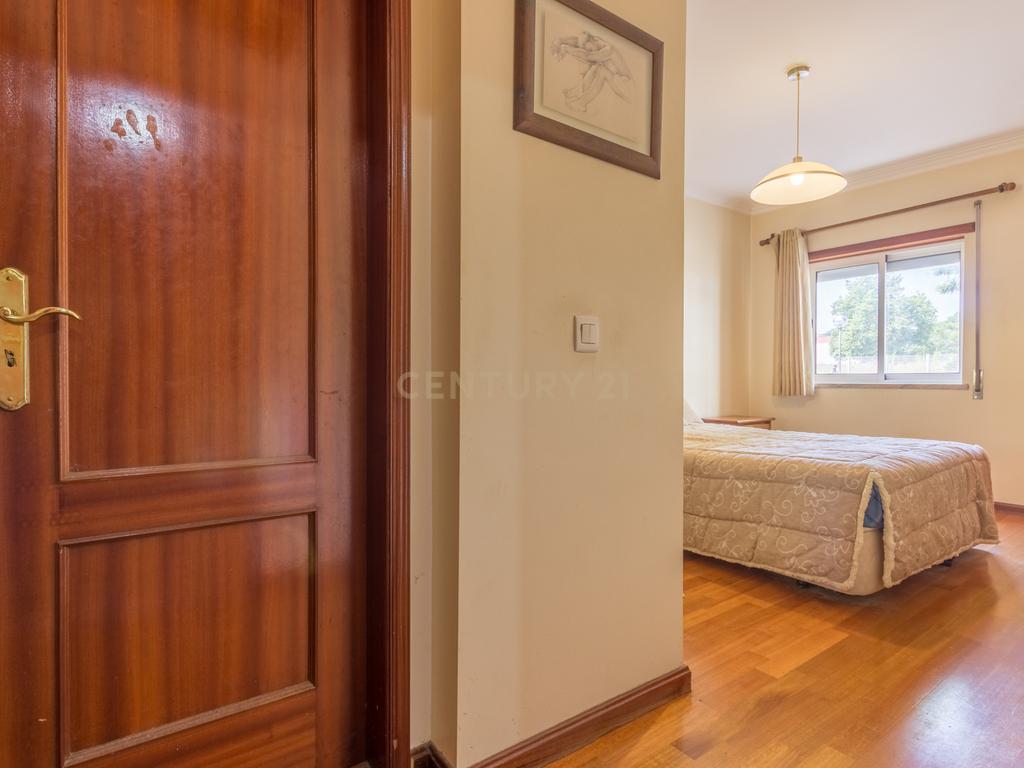 Apartamento T3 em Baixa da Banheira com Garagem - Image 13