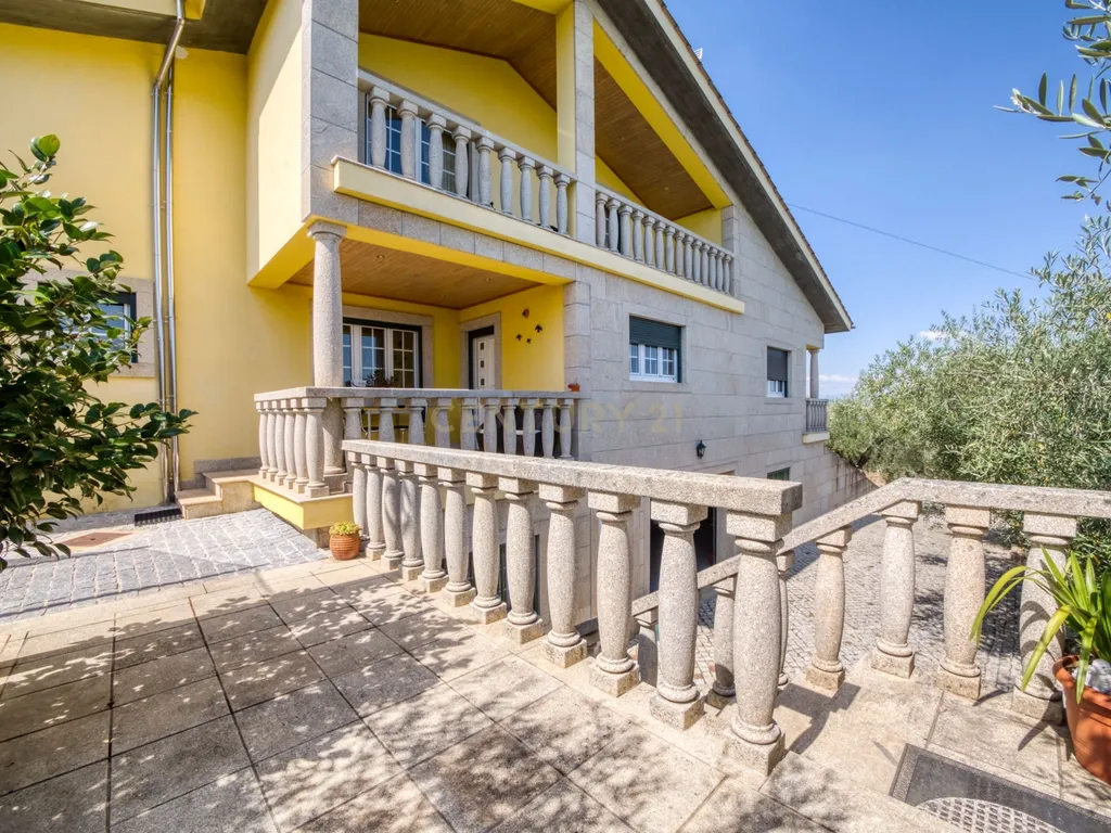 Moradia localizada na capital de distrito, no coração do Nordeste Transmontano. - Image 37