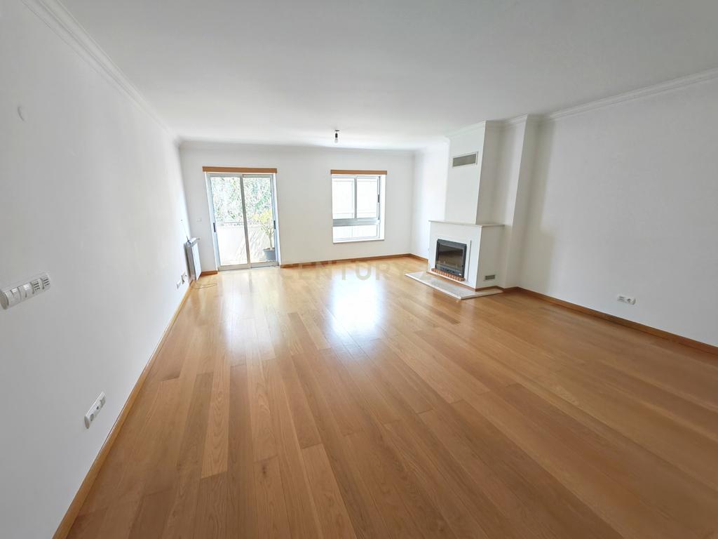 Imóvel T3 espaçoso nas Picoas, com 3 WC, 2 estacionamentos - Image 3