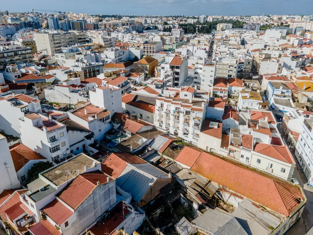 OPORTUNIDADE DE INVESTIMENTO - Edifício térreo 323m2 para recuperação no Centro Portimão - Image 26