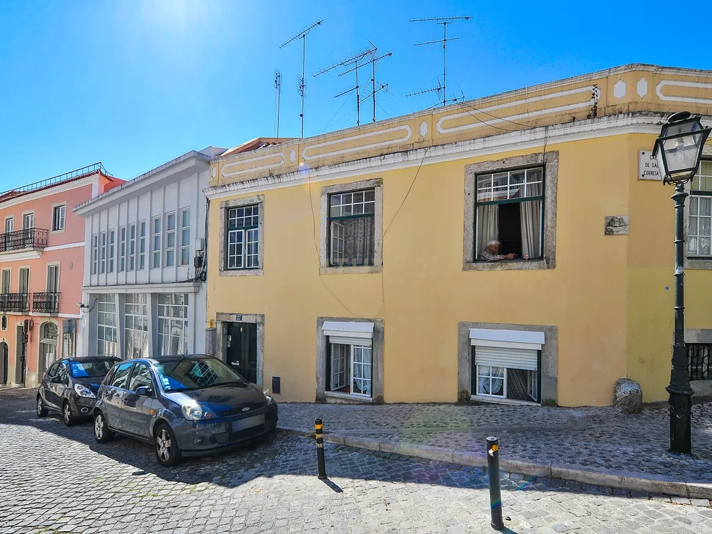 T2 Totalmente Remodelado e Mobilado – Misericórdia, Lisboa - Image 17