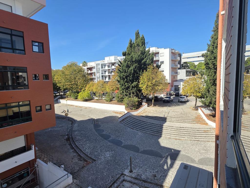 Apartamento T3 com 3 frentes na Ramalha com aquisição de BOX Ref. 0739-04677 ( Pragal ) Almada - Image 4