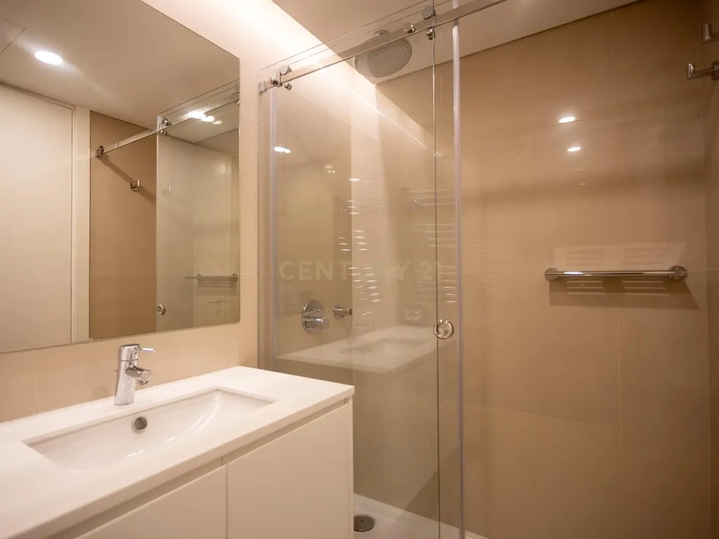 Apartamento T3 com estacionamento e piscina - Areeiro - Image 9