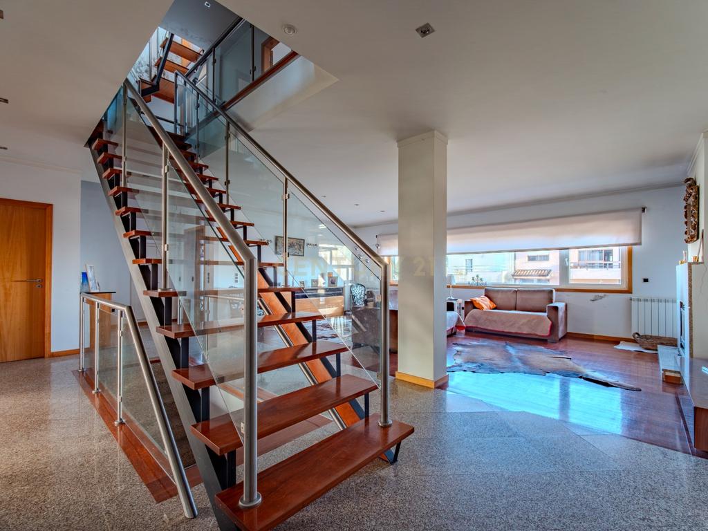 Moradia T3 de 3 frentes com 351 m², jardim e terraços | Baguim do Monte - Image 13