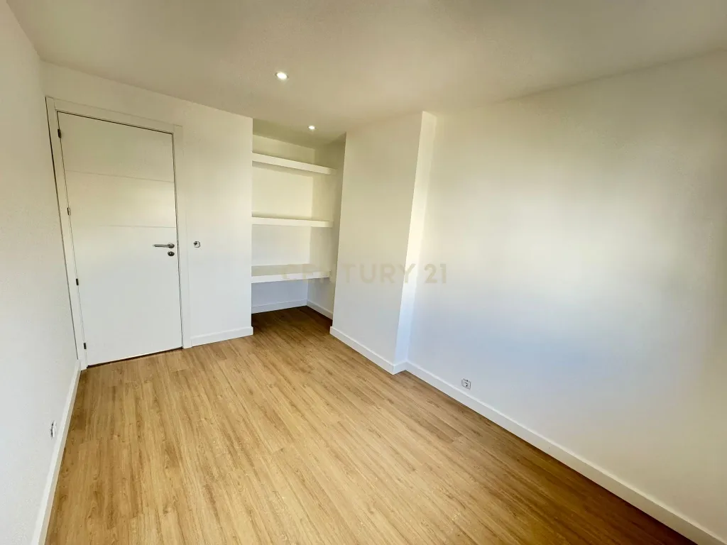 Apartamento T3 com Terraço/ Remodelação Total (Queluz) - Image 25