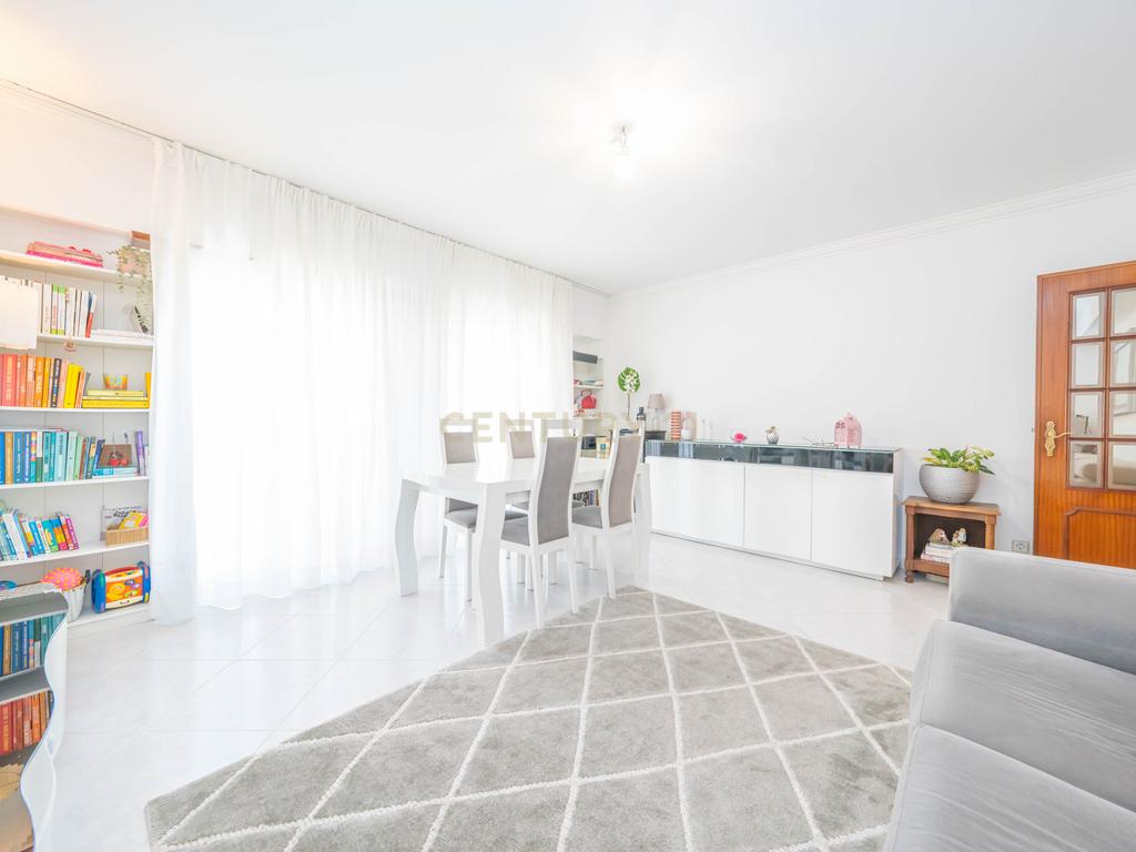 Apartamento T2, com Parqueamento e Arrecadação, em Caneças - Image 2