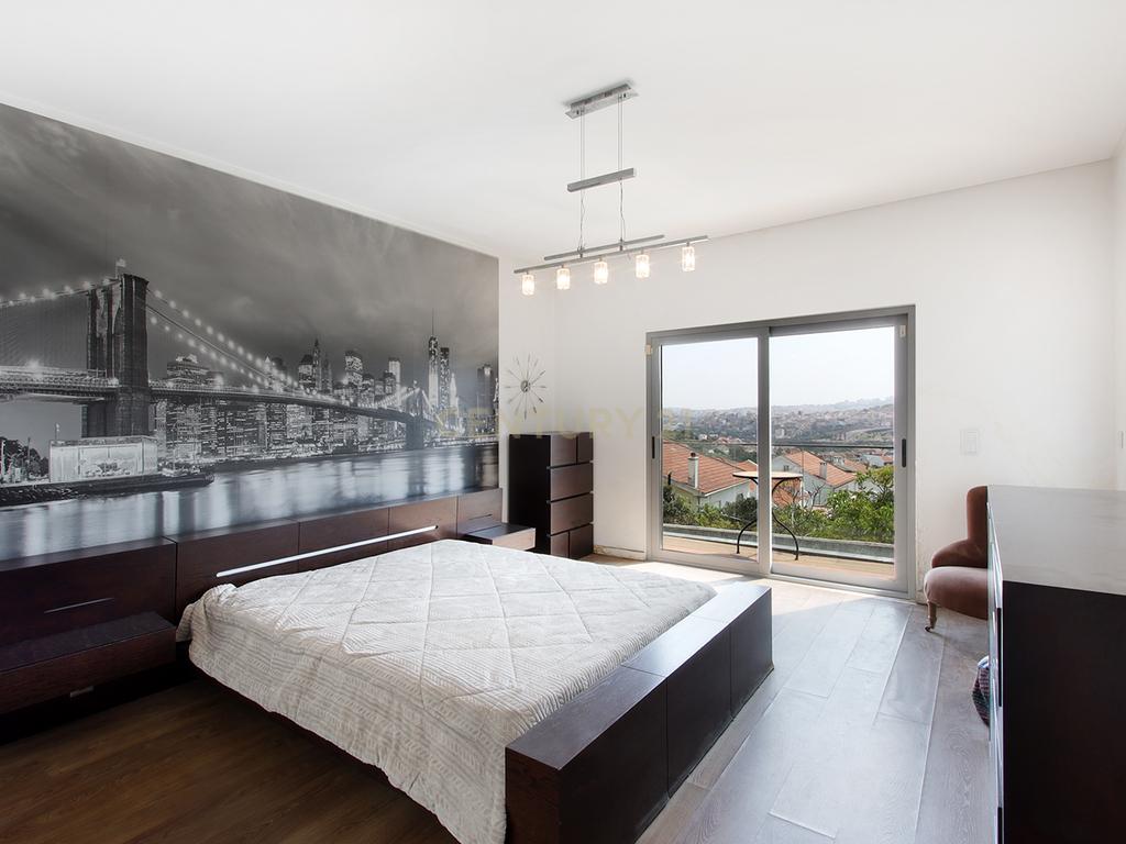 Moradia Isolada T4 Moderna com Piscina Privada, Jardim e Garagem Ampla na Pontinha - Image 22