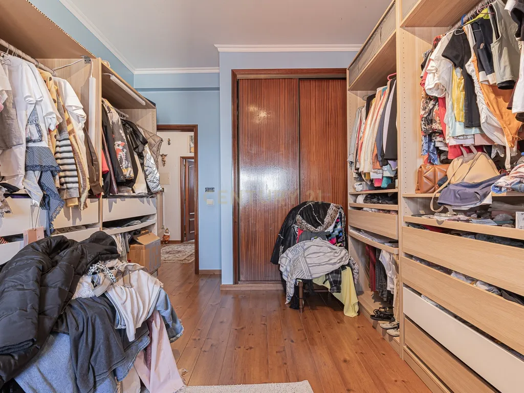 Moradia T4 com 3 Pisos + Sótão e Garagem — Famões - Image 58