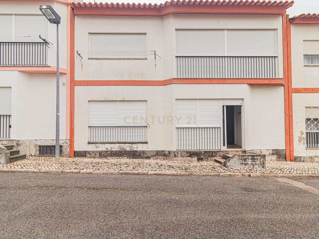 Moradia T5 com 220m2 no centro de Linda-a-Velha - Image 7