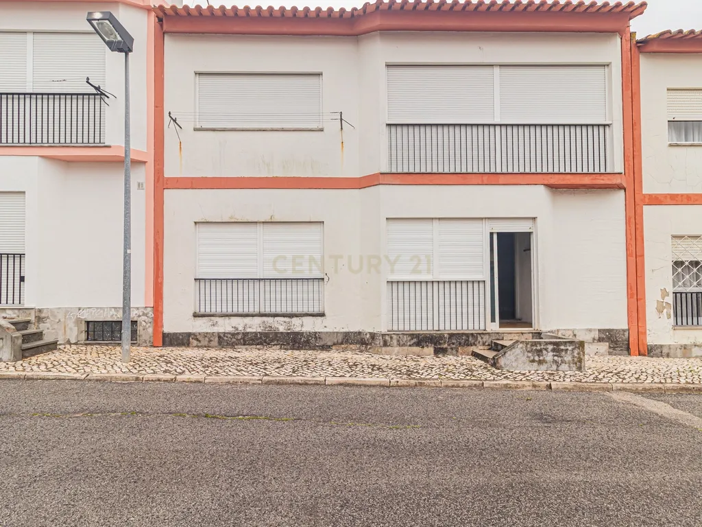 Moradia T5 com 220m2 no centro de Linda-a-Velha - Image 7