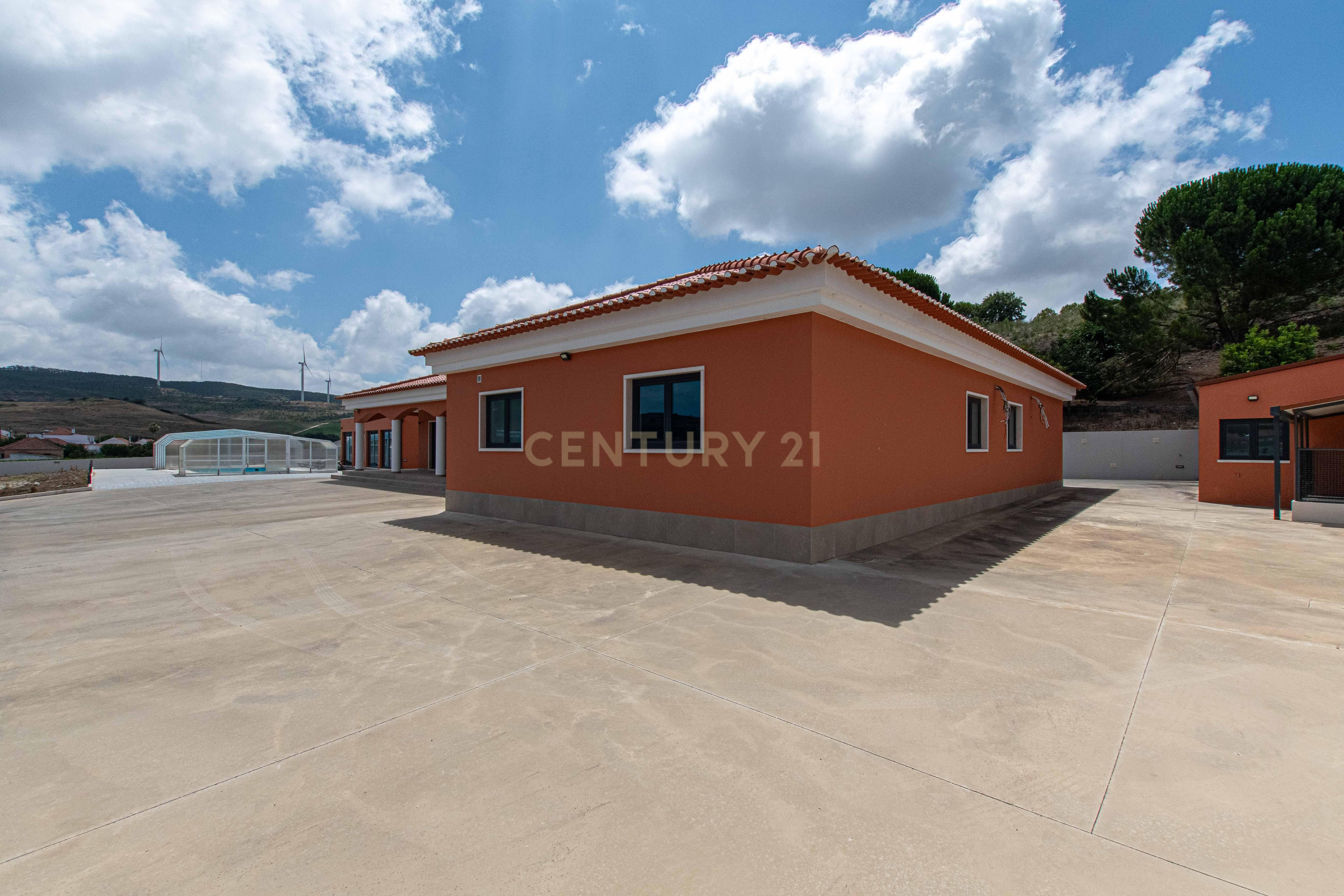 Quinta Contemporânea T5 | Piscina Coberta | 8.280 m² de Terreno | Sobral de Monte Agraço