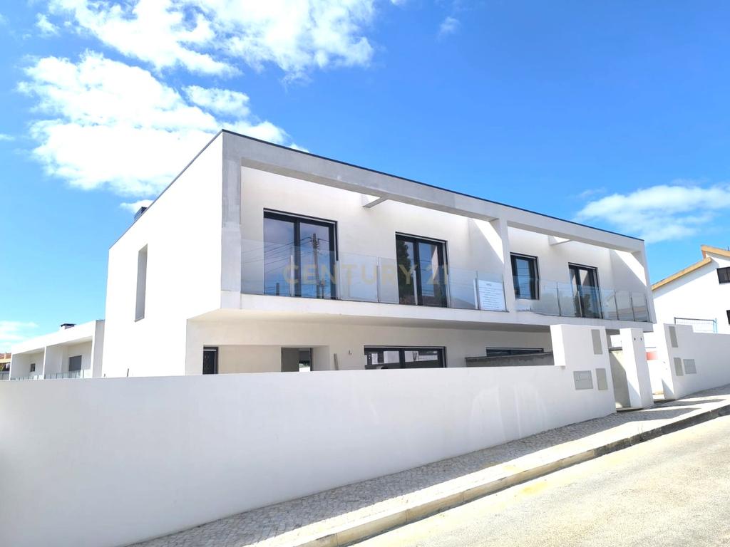 MORADIA CONTEMPORÂNEA T3+1 COM PISCINA NA CHARNECA DA CAPARICA – A 5 MINUTOS DA PRAIA! - Image 4