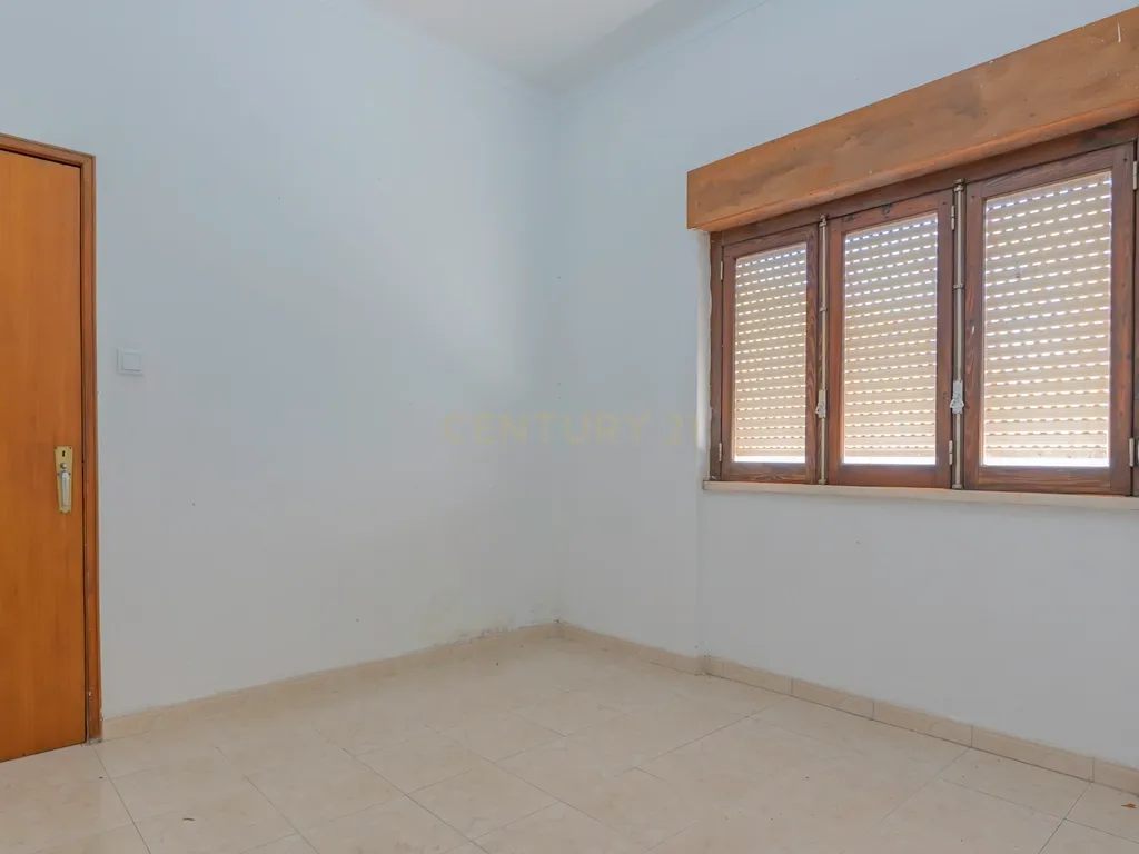 Moradia Isolada com Terreno de 1041 m² – Um Mundo de Possibilidades! - Image 19